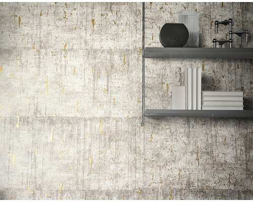 Vägg med strukturtapet och hylla