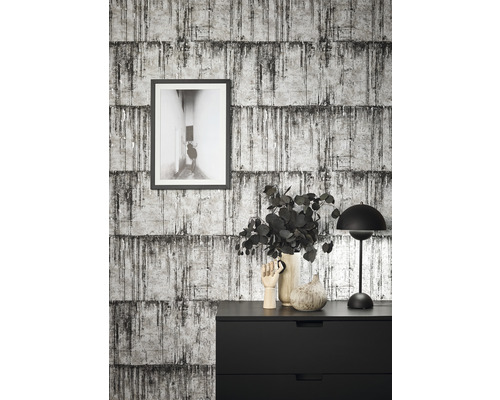 Rumsvy med mönstrad tapet, byrå och dekoration