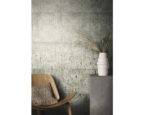 Dekorativt rum med en strukturerad tapet, en trästol och en vas med växter