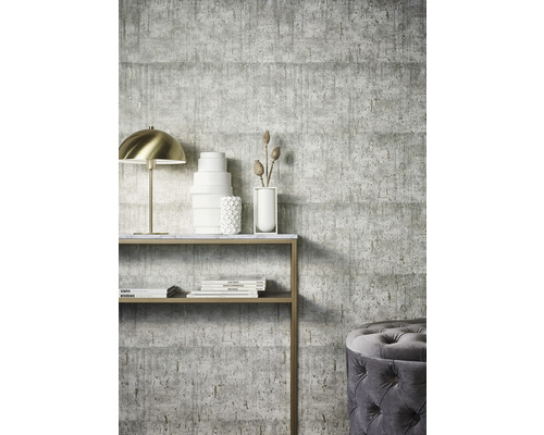 Vardagsrum med grå betongtapet, konsolbord, lampa och sittpuff