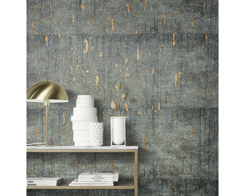 Dekorativ interiör med en mönstrad tapet som har en ojämn textur.