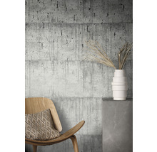 Dekorativ väggdesign med betongliknande tapeter, trästol och minimalistisk vas