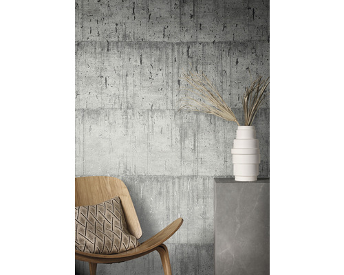 Dekorativ väggdesign med betongliknande tapeter, trästol och minimalistisk vas