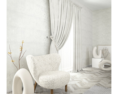 Vardagsrum med fåtölj, gardiner och dekoration