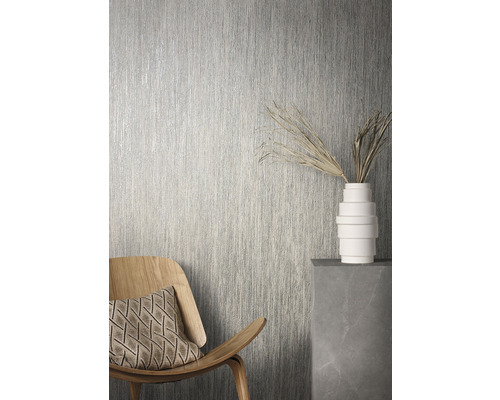 Rumsutsikt med tapet, stol och dekoration