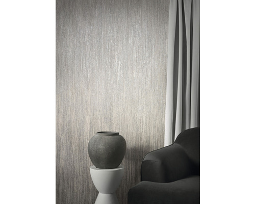 Scen med tapet med vertikalt mönster, vas, sidobord och fåtölj