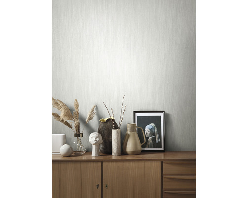 Tapet med textilmönster i vardagsrum på träskänk med dekoration