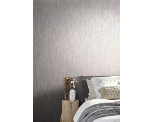 Sovrum med tapet i trälook, säng och sidobord