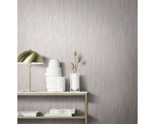 Närbild av en väggbeklädnad med vertikal textur på en vägg i ett rum med dekorativa element som en lampa och vaser.