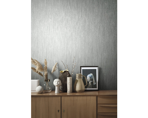 Vardagsrum med mönstrad tapet, skänk och dekoration