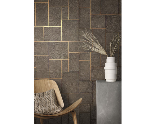 Väggdekoration med trämönster, stol och dekoration