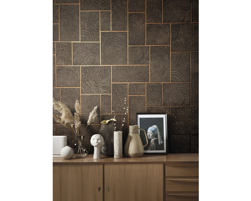 Väggdekoration med brun trämönstrad tapet och gyllene linjer ovanför en träskänk med dekoration