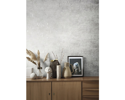 Dekorativ interiör med grå tapet, byrå, vaser och inramad bild