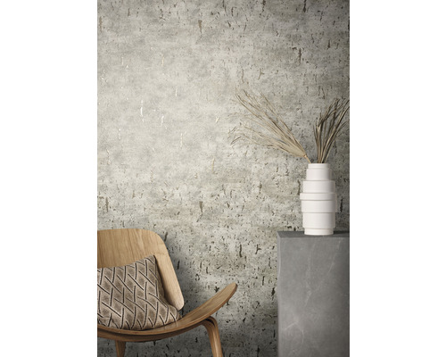 Dekorativ väggdesign med en strukturtapet i ett vardagsrum med stol och dekoration