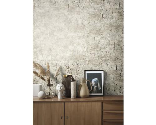 Vardagsrum med mönstrad tapet och träskänk med dekoration