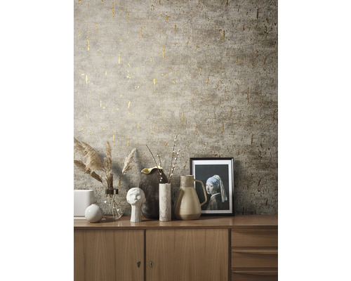 Tapet med abstrakt mönster och gyllene accenter ovanför skänk med vaser och dekoration