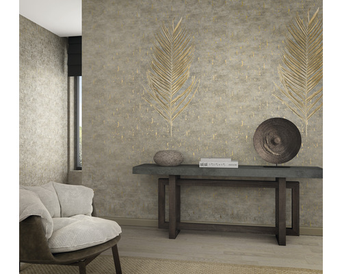 Vardagsrum med mönstrad tapet, konsolbord och fåtölj