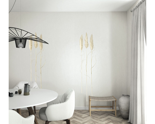 Ljus matplats med matbord, stolar, lampa och dekorationer