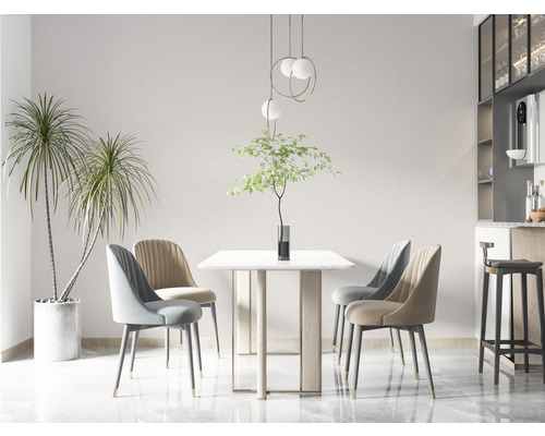 Ljus matplats med matbord, stolar, lampa och krukväxter för en vänlig atmosfär