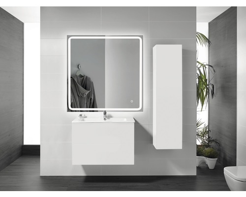 Modernt badrum med belyst spegel, tvättställsskåp och högskåp