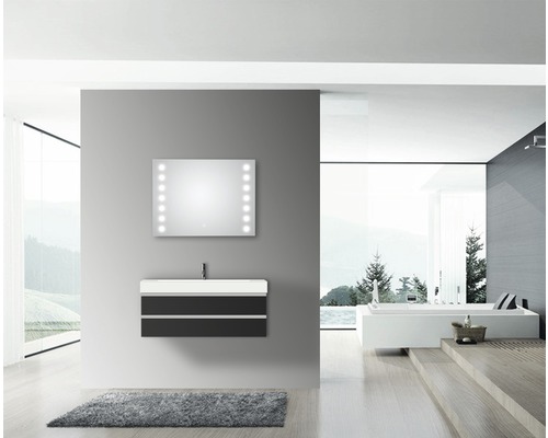 Modernt badrum med tvättställ, spegel med belysning och badkar