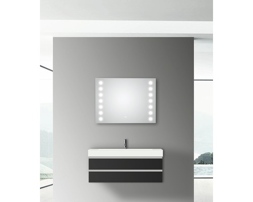 Badrum med tvättställsskåp och spegel med belysning