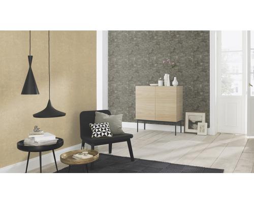 Vardagsrum med tapet, skåp, stol, bord och pendellampor