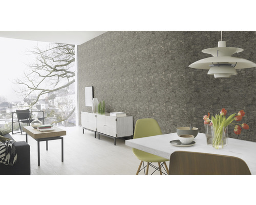 Ljust vardagsrum med matbord, byrå och dekorativ väggtapet