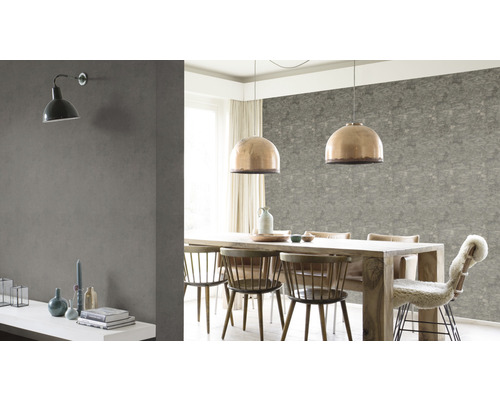 Matsal med matbord, stolar, pendellampor och vägglampa