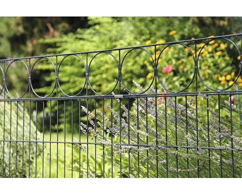 Dubbeltrådsstängsel med dekorativa element i trädgården