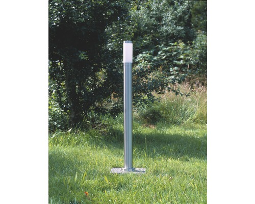 Trädgårdslampa av metall på en gräsmatta