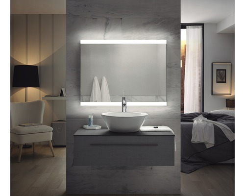 Modernt badrum med belyst spegel, tvättställsskål och underskåp