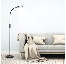 Golvlampa bredvid en soffa i ett vardagsrum