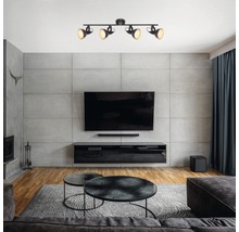 Vardagsrum med taklampa med fyra spotlights, TV och möbler