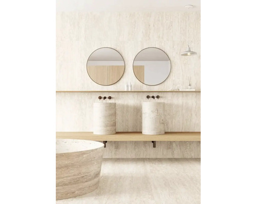 Badrum med dubbla handfat i sten, runda speglar och badkar