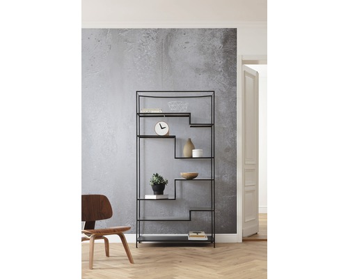 Svart metall öppen hylla med fem nivåer i ett ljust rum.