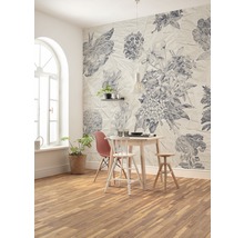 Matsal med matbord, stolar och blommig tapet