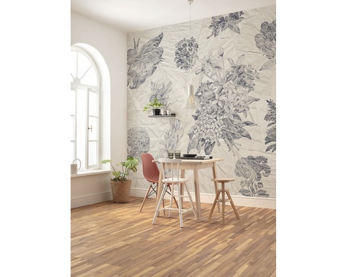 Matsal med matbord, stolar och blommig tapet