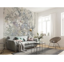 Vardagsrum med fototapet med blommönster, soffa och matta