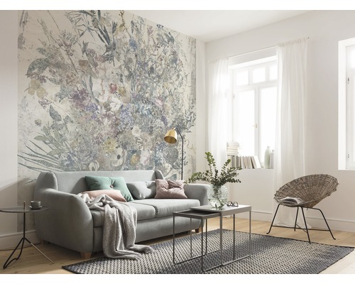 Vardagsrum med fototapet med blommönster, soffa och matta