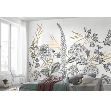 Sovrum med en svart och guldfärgad blomstertapet