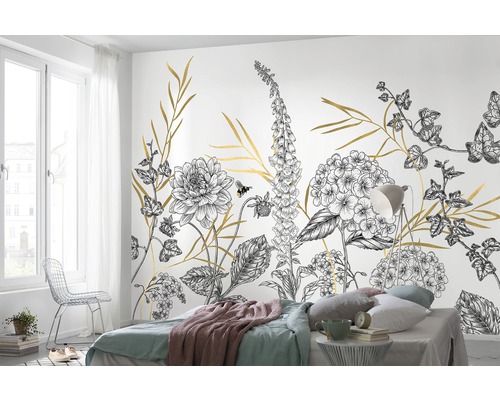 Sovrum med en svart och guldfärgad blomstertapet