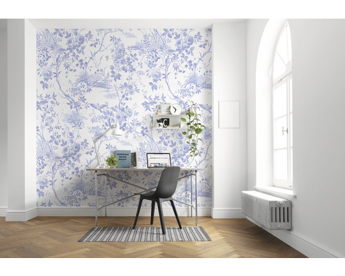 Arbetsrum med blommig tapet, skrivbord och stol