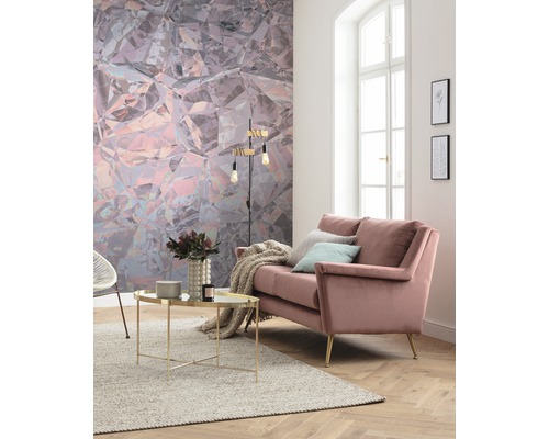 Vardagsrum med soffa, bord och dekorativ tapet med kristallmönster