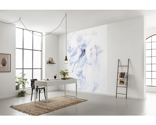 Modernt arbetsrum med stort fönster, skrivbord, dekorativ stege och fototapet med blommotiv