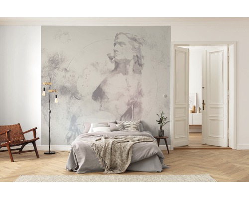 Sovrum med säng, golvlampa och fototapet med statymotiv