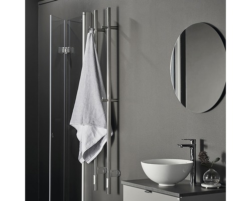 Modernt badrum med dusch, handdukstork, spegel och handfat