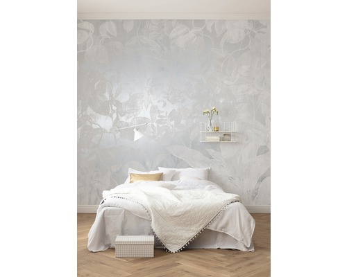 Sovrum med blommig fiberdukstapet, säng och sängbord