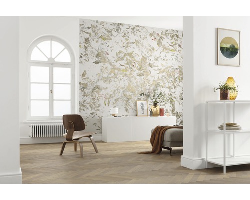 Ljust rum med mönstrad tapet, sittmöbler och hylla