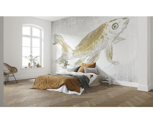 Sovrum med mönstrad tapet, säng och trägolv